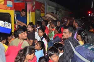 छठ पूजा : स्पेशल ट्रेनें चलाने के दावे...फिर भी रेल यात्रियों को नहीं मिल पा रही राहत