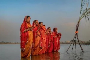 बदइंतजामी की भेट चढ़ा कानपुर का गंगा तट... आधी अधूरी तैयारियों के बीच छठ महापर्व, घरों में पूजा करने को मजबुर श्रद्धालु 