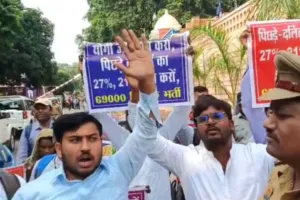 Lucknow :  69 हजार शिक्षक भर्ती के आरक्षण में भेदभाव को लेकर अभ्यर्थियों ने फिर घेरा मंत्री का आवास