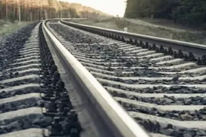 वाराणसी में महिला की ट्रेन की चपेट में आने से मौत, रेलवे प्रशासन पर लापरवाही का आरोप  