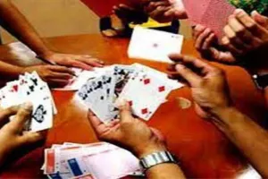 वाराणसी में जुआरियों के बीच विवाद:  बीच बचाव करने पहुंची पुलिस पर चले पत्थर, पांच गिरफ्तार 