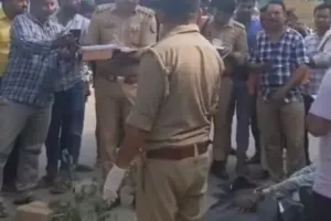  बाराबंकी में सड़क हादसा: डंपर की टक्कर से बाइक सवार की मौत, साथी गंभीर रूप से घायल