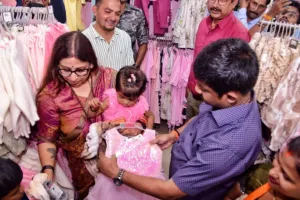 दिवाली पर मंत्री नंदी ने 1490 गरीब बच्चों से बाटीं खुशिया, सिटी कार्ट मॉल में कराई shopping