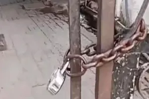  नगर निगम मुख्यालय, जोन कार्यालयों पर जड़ा ताला... कर्मचारियों का प्रदर्शन, कामकाज ठप 