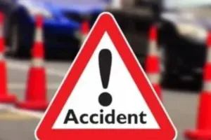  यूपी के Fatehpur में कार पर पलटा ट्रक दो की मौत ...  शवों को पोस्टमार्टम के लिए भेजा