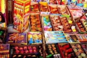 बांदा में अवैध पटाखा फैक्ट्री पकड़ी गई: खेत पर बने मकान में चल रहा था अवैध कारोबार,  2 गिरफ्तार 