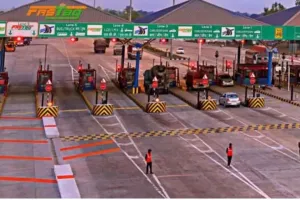 दीपावली पर बोनस नहीं...तो काम नहीं , ‘आगरा-लखनऊ एक्सप्रेस-वे’  टोल कर्मचारियों ने किया विरोध, कम बोनस पर हटाए टोल बैरियर्स 