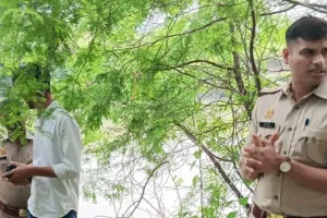 ई रिक्शा गायब...झाड़ियों में चाभी, बाराबंकी में कल्याणी पुल के नीचे रिक्शा चालक का मिला शव, जांच में जुटी पुलिस  