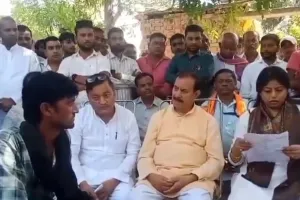  गोंडा में नाबालिग की हत्या का मामला:  समर्थकों संग सड़क पर बैठीं सपा नेत्री पल्लवी पटेल, पीड़ित परिवार को 1 करोड़ मुआवजा देने की मांग