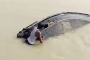 गोरखपुर में गोर्रा नदी में नाव पलटने से बड़ा हादसा, 15 साल के किशोर की मौत 