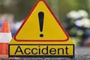 सड़क हादसे में घायल युवक की इलाज के दौरान हुई मौत, नाराज परिजनों और सफाईकर्मियों ने की मुआवजे व कार्रवाई  की मांग 