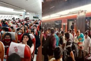 ट्रेनों में NO Room, बसें फुल, आसमान पहुंचा फ्लाइट का किराया, दिवाली को लेकर सभी ट्रांसपोर्ट का बढ़ा दो से तीन गुना किराया