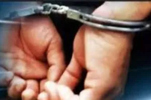 यूपी के बलिया में दो बदमाश गिरफ्तार:  पुलिस मुठभेड़ के बाद पैर में लगी गोली, हत्या और गैस सिलेंडर चोरी के मामलों में थे वांछित