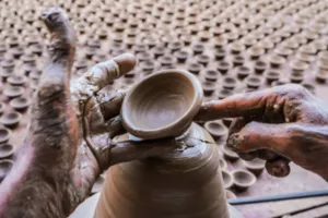 अयोध्या के कुम्हार परिवारों के जीवन में नई रोशनी भरेगा दीपोत्सव, युवाओं को मिल रहा रोजगार 