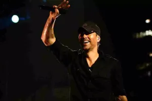  नमस्ते मुंबई....Grammy-winning एनरिक इग्लेसियस का पहला कॉन्सर्ट, फैंस हुए क्रेजी...गानों पर खूब थिरके प्रशंसक 