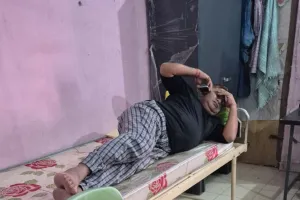 बाराबंकी सीएचसी में बड़ी लापरवाही:  इमरजेंसी में वार्ड बॉय करता मिला इलाज, आराम फरमा रहे डाक्टर