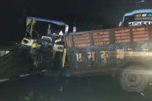 लखनऊ अयोध्या NH27 पर भीषण सड़क हादसा: डबल डेकर की टक्कर से कार के उड़े परखच्चे, बाल बाल बची कार चालक की जान 