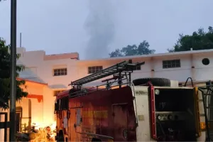 लखनऊ में रेलवे अस्पताल में आग... Firefighters ने 22 मरीजों को किया रेस्क्यू, 2 घंटे की मशक्कत के बाद पाया काबू 