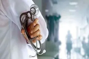  समय से इलाज न मिलने से गई मासूम की जान...परिजनों ने डॉक्टरों पर लगाया लापरवाही का आरोप, बच्चे को थी निमोनिया की शिकायत 