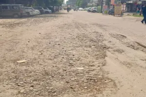 कानपुर : खोदाई के बाद नहीं बनी सड़क, हादसे हर रोज 