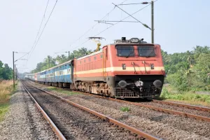 UP: मुरादाबाद रेल मंडल में कोहरा लगाएगा 26 ट्रेनों पर ब्रेक, कई ट्रेनें तीन महीने निरस्त