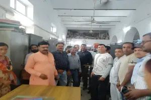 लखनऊ : काला फीता बांध कर्मचारियों ने शुरू किया काम