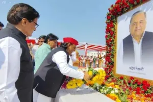  मुलायम सिंह की पुण्यतिथि पर अखिलेश ने दी श्रद्धांजलि,समाधि स्थल पर लगा चाहने वालों का तांता