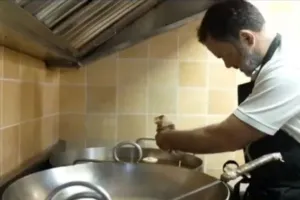 राहुल गांधी का नया अंदाज :  दुकान में खुद बनाई इमरती, मिठाई वाले ने कहा-आप जल्दी शादी करिये...