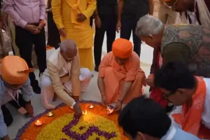  राम की पैड़ी पर CM योगी ने की मां सरयू की आरती : 28 लाख दीपों से जगमग हुई रामनगरी, अयोध्या के नाम दर्ज हुआ एक और कीर्तिमान 