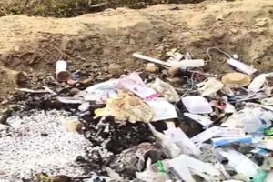 प्रयागराज : कूड़ेदान में दवाएं मिलने से हड़कंप, मेजा सीएचसी का मामला