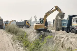 बाराबंकी : नहरों से सिल्ट के बहाने अवैध खनन जारी, ठेकेदारों के हौसले बुलंद, विभागीय मिलीभगत के आरोप