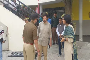 हरदोई : संडीला के स्कूल में अज्ञात गैस रिसाव से हड़कंप, कई बच्चों की बिगड़ी हालत, चक्कर खाकर जमीन पर गिरे