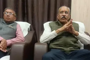 गोंडा: 1350 किमी लंबे रेल ट्रैक के दोनों तरफ फेंसिंग कराएगा पूर्वोत्तर रेलवे,  महाप्रबंधक ने डीआरएम संग किया गोंडा रेलवे स्टेशन का निरीक्षण