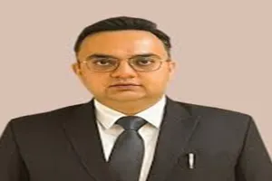 बहराइच डीएम ने धान खरीद प्रक्रिया का लिया जायजा, पंचायत चुनाव के लिए बनाये गए स्ट्रांग रूम का किया निरीक्षण 