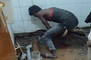 खबर का असर : सृष्टि अपार्टमेंट में लीकेज की मरम्मत शुरू, चार साल से परेशान थे आवंटी