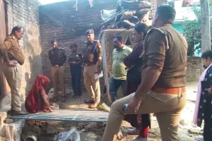 बाराबंकी: समरसेबल पंप लगाने को लेकर हुए विवाद  में पेट्रोल छिड़क लगाई आग, ट्रामा रेफर