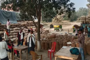 बाराबंकी : धान खरीदी ठप, किसानों में बढ़ी नाराजगी