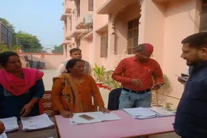 बाराबंकी: एसआईआर में लापरवाही बर्दाश्त नहीं, रुकेगा वेतन, डीएम ने बूथों का किया निरीक्षण, स्वयं भरवाए फॉर्म