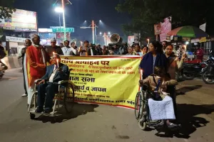 बाराबंकी : पेंशनरों की उपेक्षा के विरोध में वरिष्ठ नागरिकों का कैंडिल मार्च