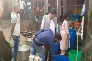 बाराबंकी : 18 रेस्टोरेंट और ढाबों पर छापेमारी, एक लाख की पनीर और दूध नष्ट