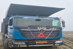 गोंडा : रिंग रोड निर्माण की आड़ में खनन कर रही पोकलैंड व 7 डंपर सीज, खनन विभाग व पुलिस की संयुक्त टीम ने की कार्रवाई