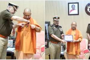 Police Flag Day : डीजीपी ने पुलिस झंडा दिवस पर मुख्यमंत्री योगी को लगाया “फ्लैग पिन”, केशव मौर्य ने पुलिसकर्मियों को दी बधाई