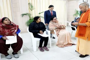 जनता दर्शन : सीएम योगी का फरमान- पीड़ितों की शिकायतें सुन जिले में ही निस्तारण कराएं डीएम-एसपी