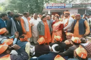 वाराणसी में चौकी इंचार्ज पर उत्पीड़न का आरोप, भाजपा कार्यकर्ताओं ने राजातालाब थाने पर दिया धरना