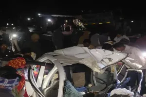 गंगा एक्सप्रेस वे पर दर्दनाक हादसा : कार और पिकअप की टक्कर में एक ही परिवार के 6 लोगों की मौत, अमरोहा में छाया मातम