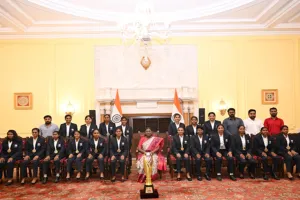 T20 World Cup : ब्लाइंड T20 विश्व कप जीतने वाली भारतीय महिला टीम से मिलीं राष्ट्रपति मुर्मू, खिलाड़ियों ने गिफ्ट किया बैट