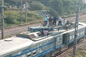 बाराबंकी: बचा ले गया संयोग, वरना रूह कंपा देता हादसा, चालक पर मुकदमा दर्ज