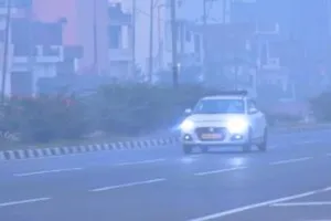 मुरादाबाद : सुबह छाया घना कोहरा, दिन में ठंडी हवा के साथ खिली धूप