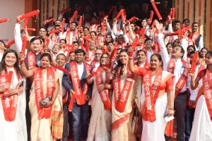 बरेली : स्वर्ण पदक और प्रमाणपत्र पाकर खिले टॉपर्स के चेहरे