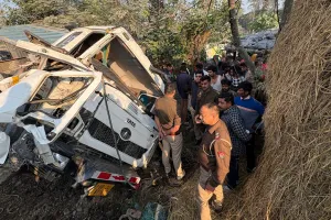 रामपुर : दो डंपरों की भिड़ंत में चार पशु दबे, हुए जख्मी